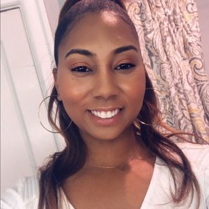 Meet your Posher, Joelle